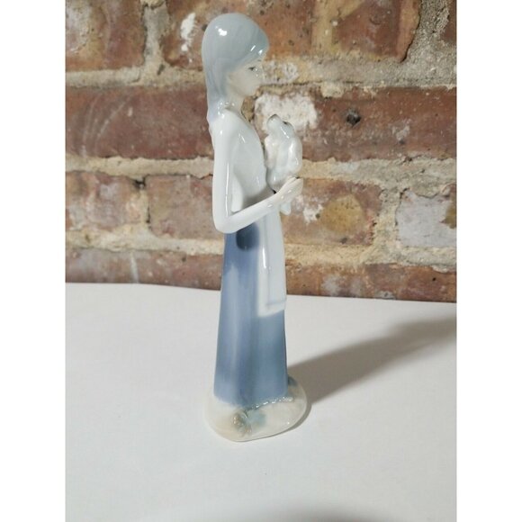 Glass figurine Girl Holding Dog Light Blue And White. Good Condition - Picture 4 of 5